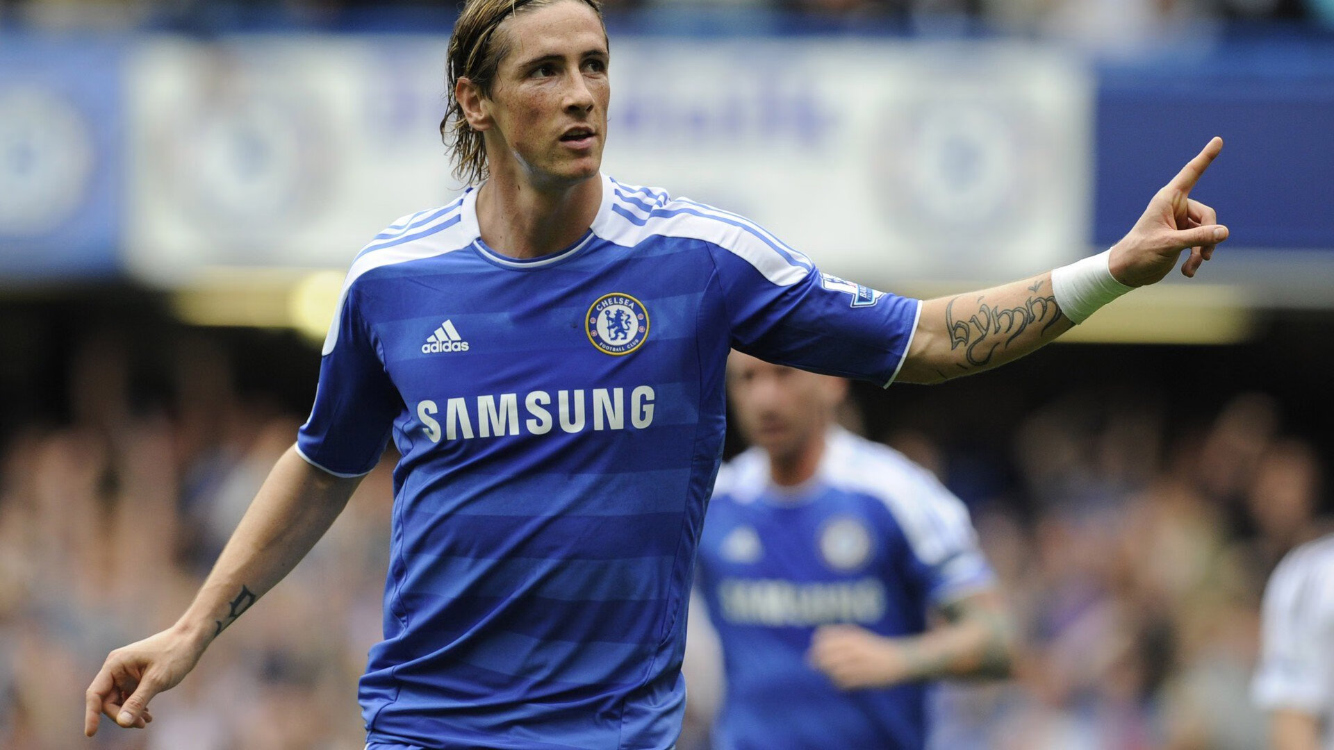 国际足球赛事中，一支球队霸气登场，夺得胜利，国际比赛的足球